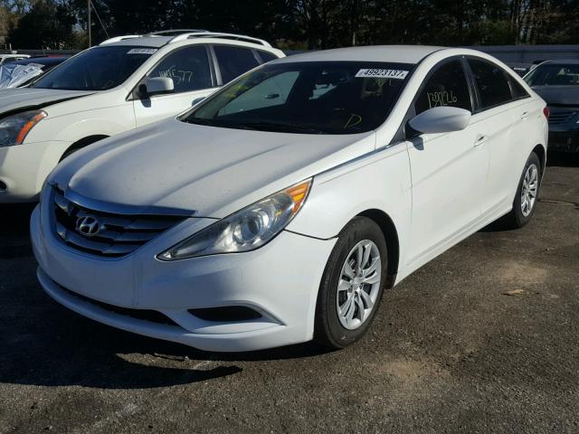 5NPEB4AC2BH093481 - 2011 HYUNDAI SONATA GLS WHITE photo 2