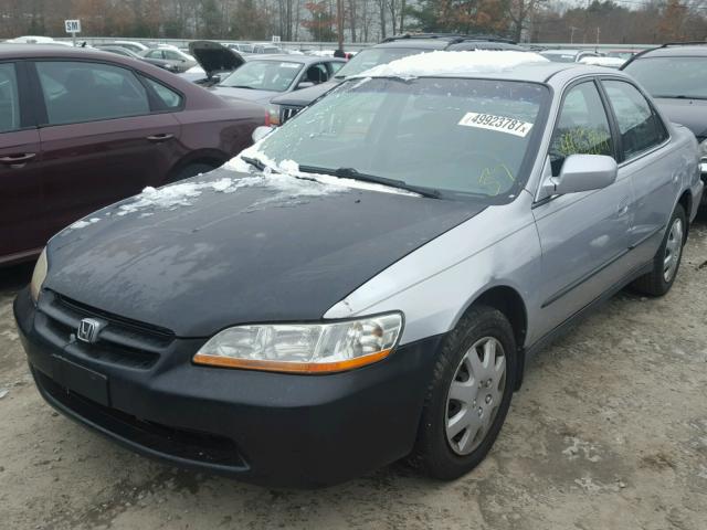 1HGCG6659YA114889 - 2000 HONDA ACCORD LX SILVER photo 2