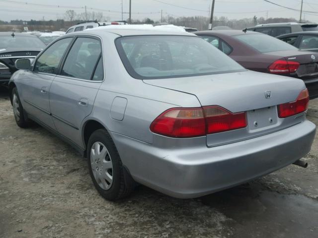 1HGCG6659YA114889 - 2000 HONDA ACCORD LX SILVER photo 3