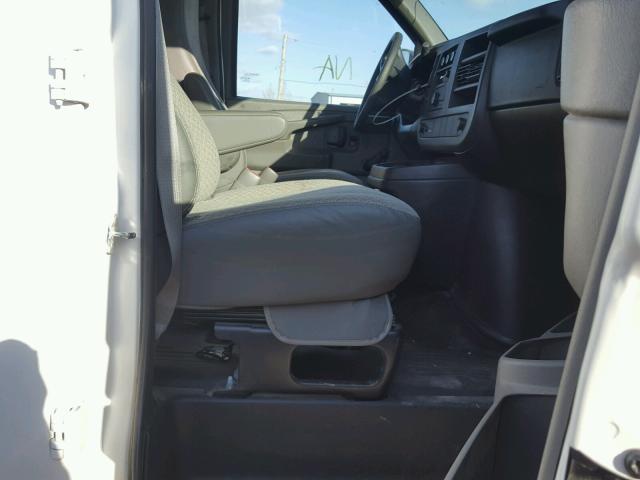 1GCWGFFA3C1150255 - 2012 CHEVROLET EXPRESS G2 WHITE photo 5