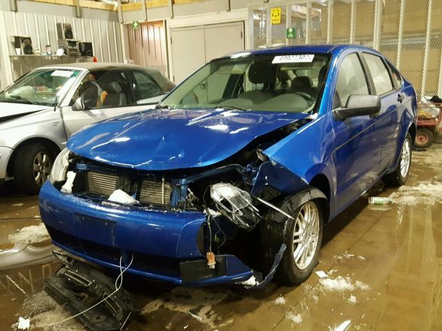 1FAHP3FN7AW282497 - 2010 FORD FOCUS SE BLUE photo 2