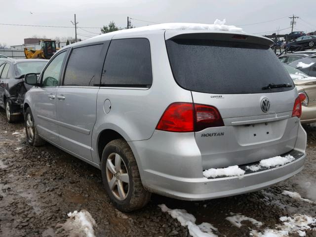 2V8HW54X59R544247 - 2009 VOLKSWAGEN ROUTAN SEL SILVER photo 3