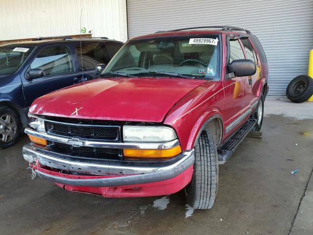 1GNDT13W3Y2152490 - 2000 CHEVROLET BLAZER RED photo 2