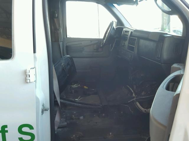 1GCWGGCA6B1165700 - 2011 CHEVROLET EXPRESS G2 WHITE photo 5