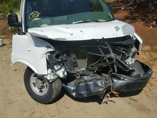 1GCWGGCA6B1165700 - 2011 CHEVROLET EXPRESS G2 WHITE photo 9