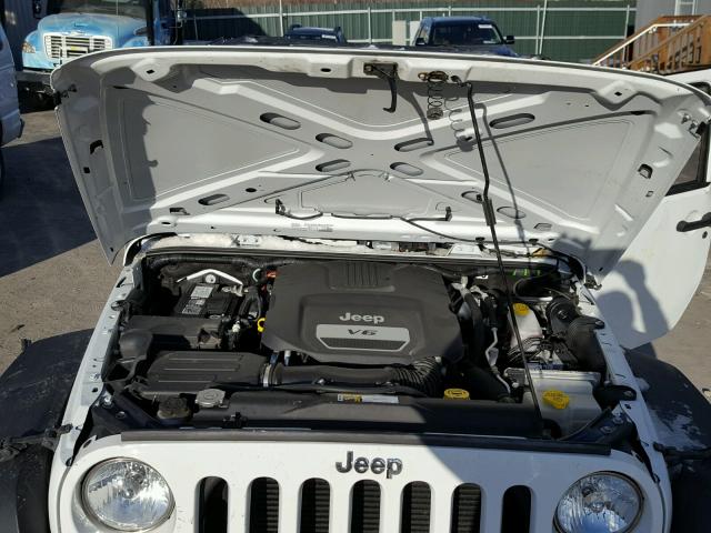 1C4HJWDGXGL235816 - 2016 JEEP WRANGLER U WHITE photo 7