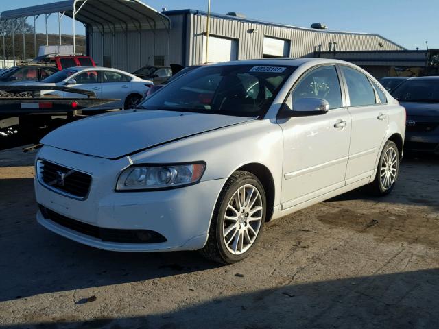 YV1382MS6A2501987 - 2010 VOLVO S40 2.4I WHITE photo 2