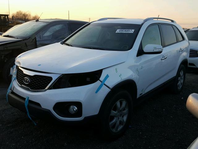 5XYKTCA14BG002999 - 2011 KIA SORENTO BA WHITE photo 2