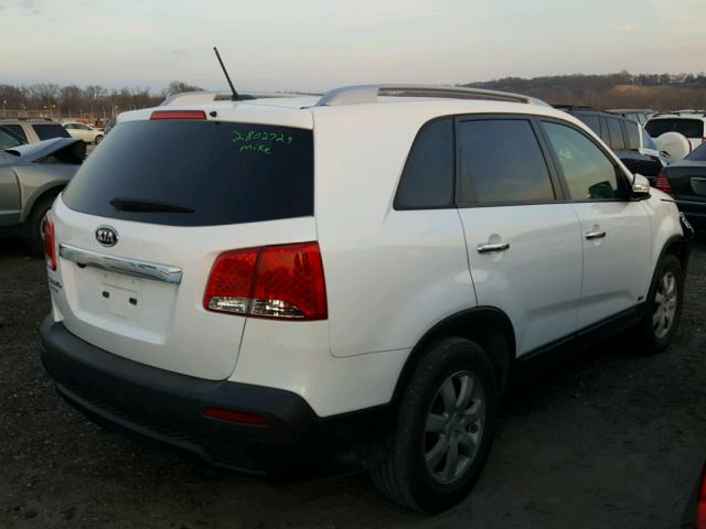 5XYKTCA14BG002999 - 2011 KIA SORENTO BA WHITE photo 4