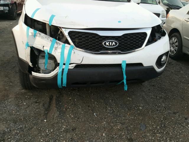 5XYKTCA14BG002999 - 2011 KIA SORENTO BA WHITE photo 9