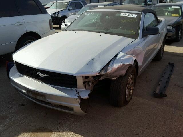 1ZVFT84N875265796 - 2007 FORD MUSTANG SILVER photo 2