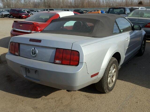 1ZVFT84N875265796 - 2007 FORD MUSTANG SILVER photo 4