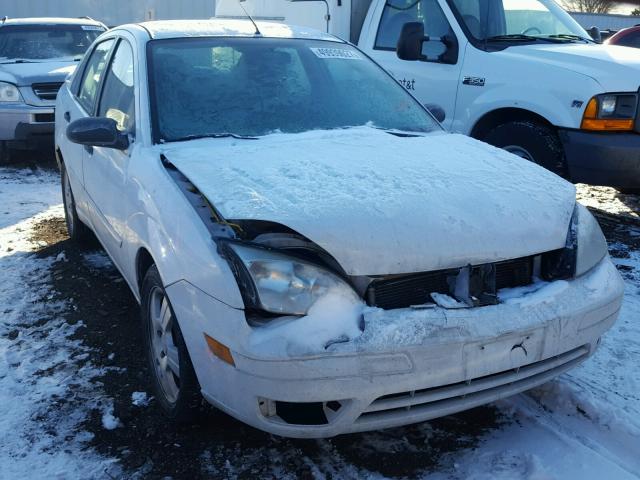 1FAFP34N55W225389 - 2005 FORD FOCUS ZX4 WHITE photo 1