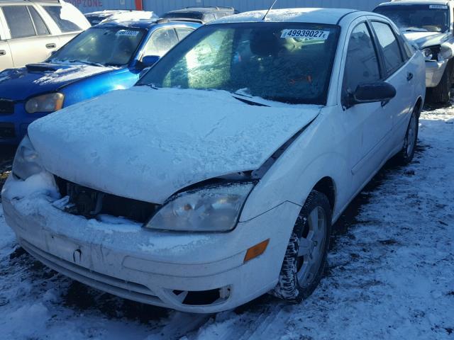 1FAFP34N55W225389 - 2005 FORD FOCUS ZX4 WHITE photo 2