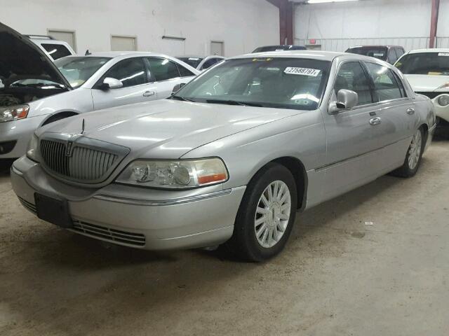 1LNHM81WX3Y645765 - 2003 LINCOLN TOWN CAR E SILVER photo 2