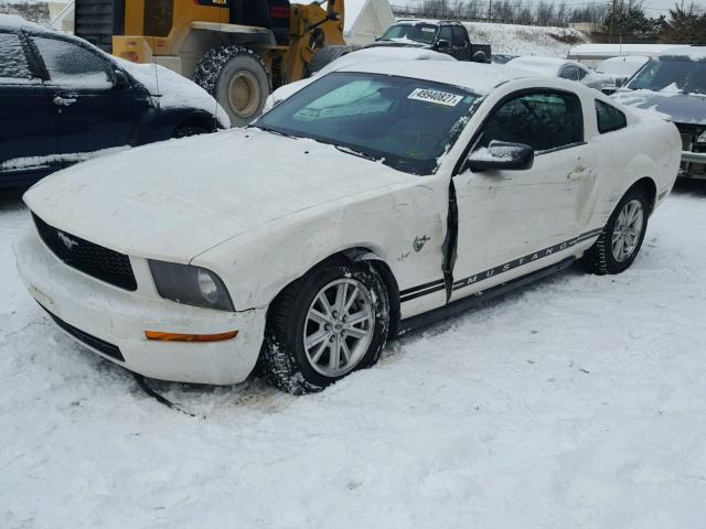 1ZVHT80N895115043 - 2009 FORD MUSTANG WHITE photo 2