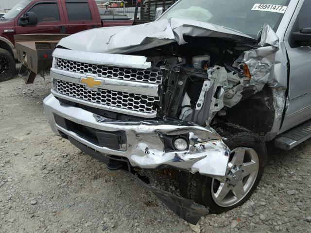 1GC1KWE8XFF626967 - 2015 CHEVROLET SILVERADO SILVER photo 9