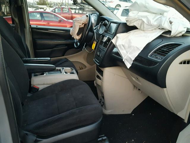 2A4RR5DG1BR734568 - 2011 CHRYSLER TOWN & COU SILVER photo 5