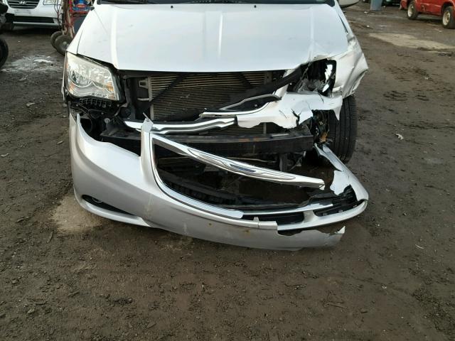 2A4RR5DG1BR734568 - 2011 CHRYSLER TOWN & COU SILVER photo 9