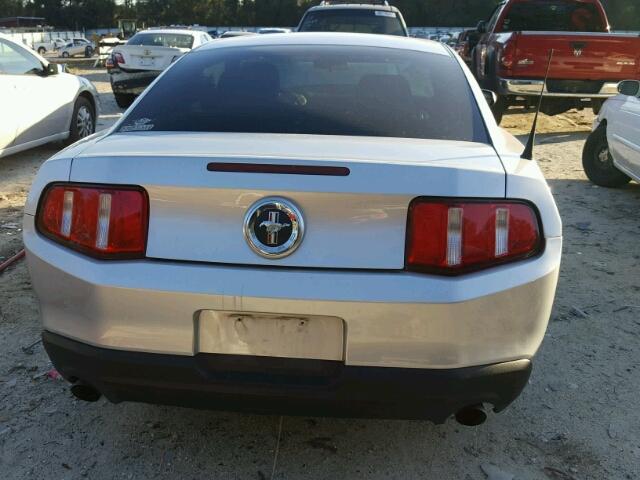 1ZVBP8AM4C5210447 - 2012 FORD MUSTANG SILVER photo 10
