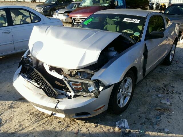 1ZVBP8AM4C5210447 - 2012 FORD MUSTANG SILVER photo 2