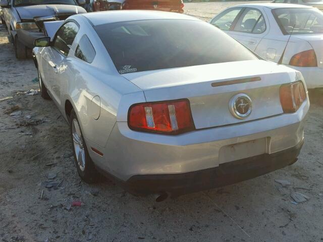 1ZVBP8AM4C5210447 - 2012 FORD MUSTANG SILVER photo 3