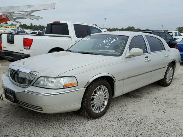 1LNHM82V27Y617616 - 2007 LINCOLN TOWN CAR S CREAM photo 2