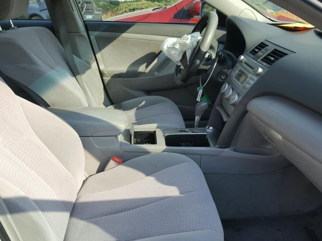 4T4BF3EK3BR197620 - 2011 TOYOTA CAMRY BASE SILVER photo 5