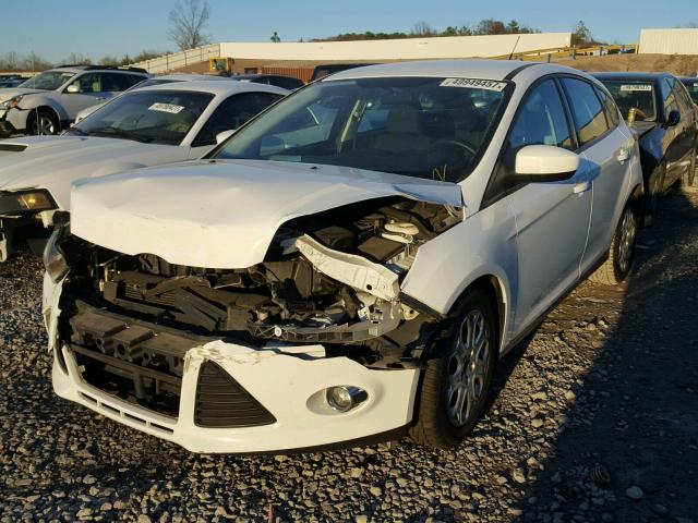 1FAHP3K22CL470747 - 2012 FORD FOCUS SE WHITE photo 2