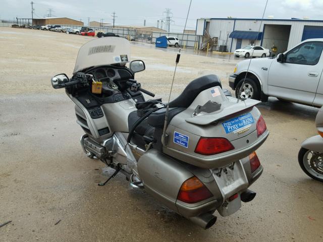 1HFSC47062A103164 - 2002 HONDA GL1800 SILVER photo 3