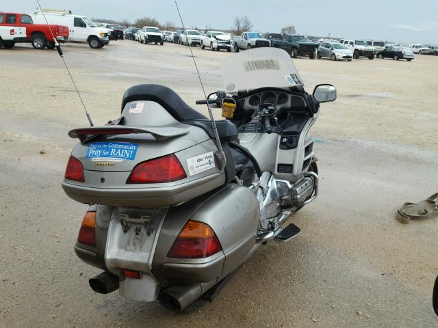 1HFSC47062A103164 - 2002 HONDA GL1800 SILVER photo 4