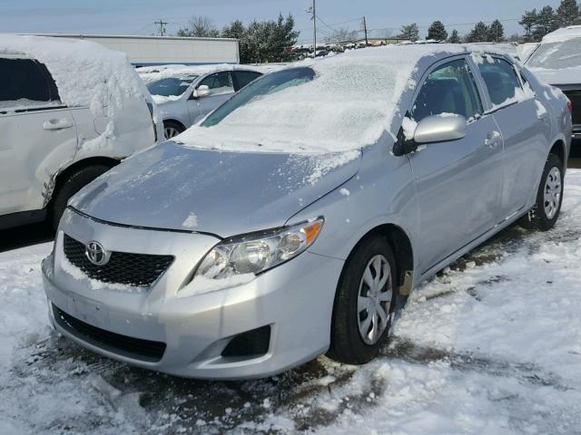 2T1BU4EE9AC266391 - 2010 TOYOTA COROLLA BA SILVER photo 2