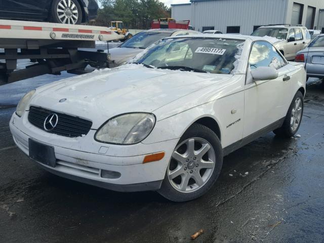 WDBKK47F7WF044148 - 1998 MERCEDES-BENZ SLK 230 KO WHITE photo 2