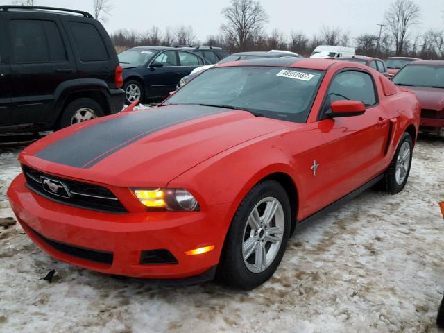 1ZVBP8AN5A5141676 - 2010 FORD MUSTANG RED photo 2