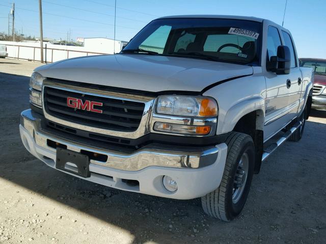 1GTHC23U25F821724 - 2005 GMC SIERRA C25 WHITE photo 2