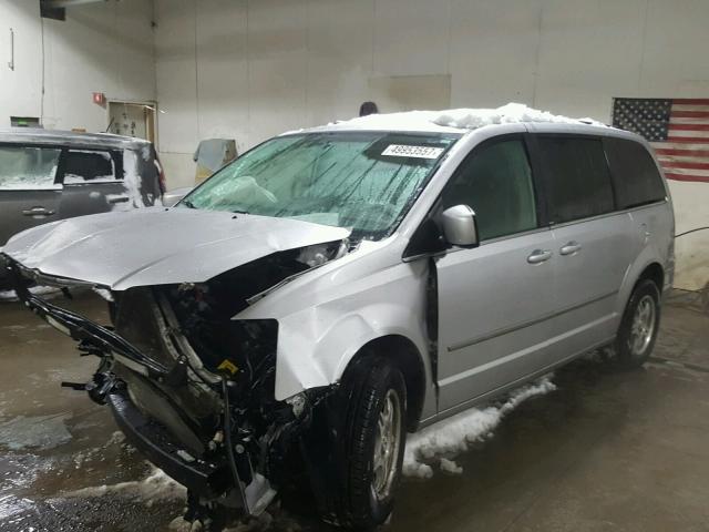 2A4RR5D13AR288773 - 2010 CHRYSLER TOWN & COU SILVER photo 2