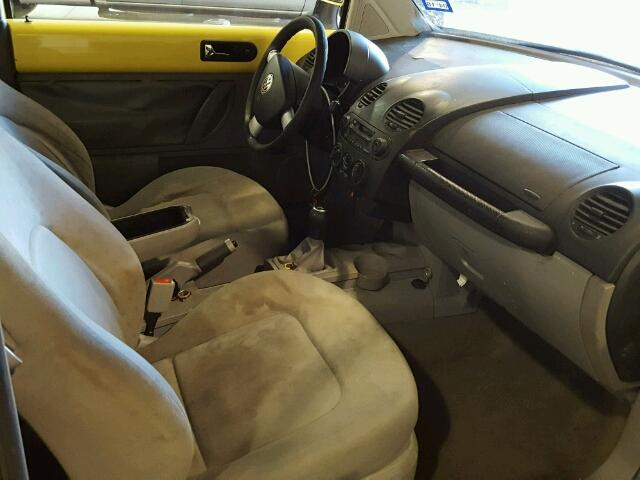 3VWCD21C3YM472897 - 2000 VOLKSWAGEN NEW BEETLE 黄色 照片 5