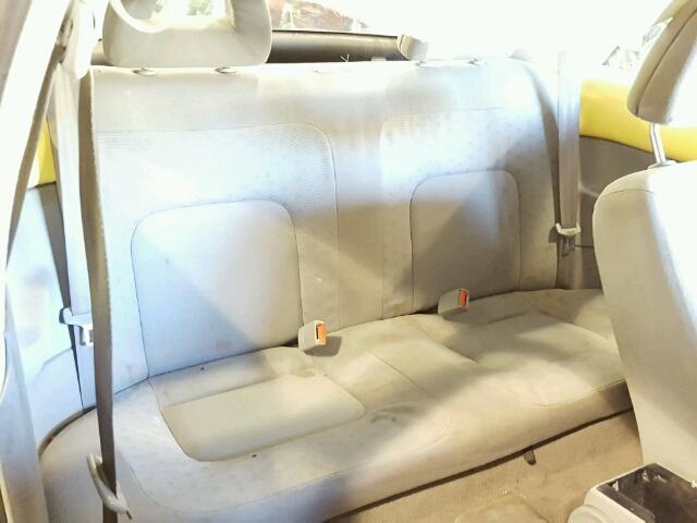 3VWCD21C3YM472897 - 2000 VOLKSWAGEN NEW BEETLE 黄色 照片 6