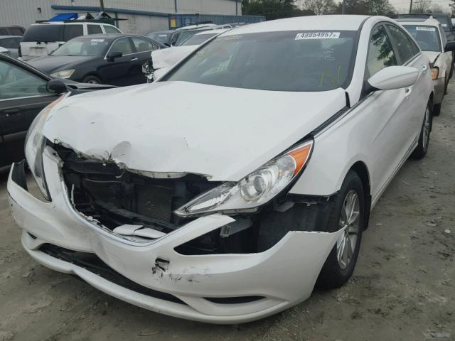 5NPEB4AC2BH239524 - 2011 HYUNDAI SONATA GLS WHITE photo 2