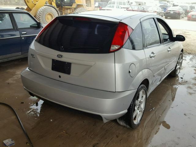 3FAHP30594R110469 - 2004 FORD FOCUS ZX5 GRAY photo 4