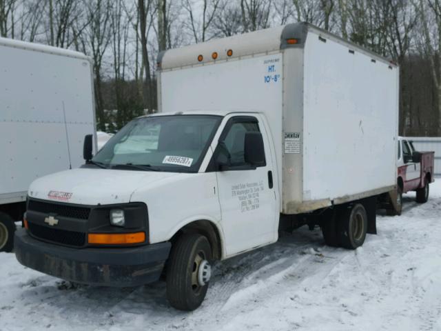 1GBHG31U751205547 - 2005 CHEVROLET EXPRESS G3 WHITE photo 2