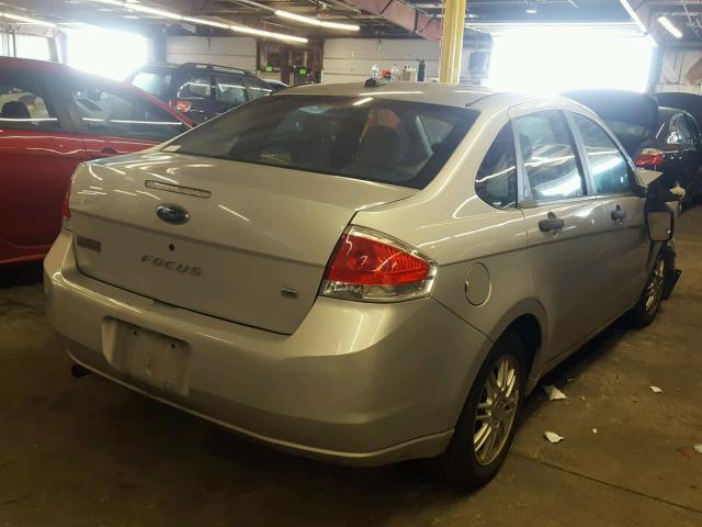 1FAHP35N58W263149 - 2008 FORD FOCUS SE SILVER photo 4