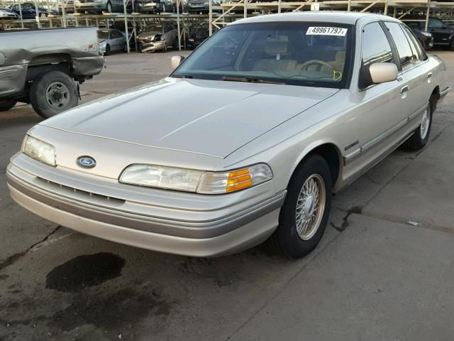 2FACP74W7NX161671 - 1992 FORD CROWN VICT GRAY photo 2