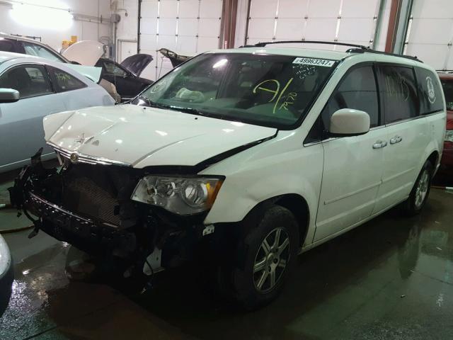 2A8HR54P48R737970 - 2008 CHRYSLER TOWN & COU WHITE photo 2