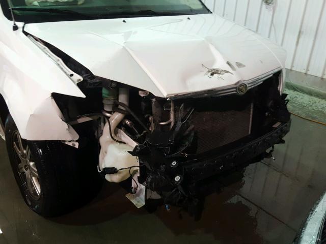 2A8HR54P48R737970 - 2008 CHRYSLER TOWN & COU WHITE photo 9