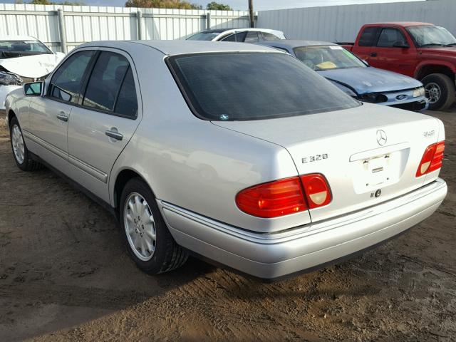 WDBJF55F7VA374165 - 1997 MERCEDES-BENZ E 320 SILVER photo 3