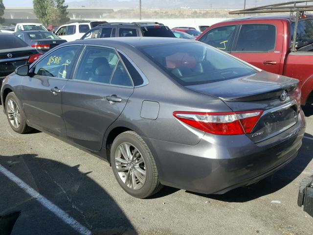 4T1BF1FK1HU802983 - 2017 TOYOTA CAMRY LE ნაცრისფერი ფოტო 3