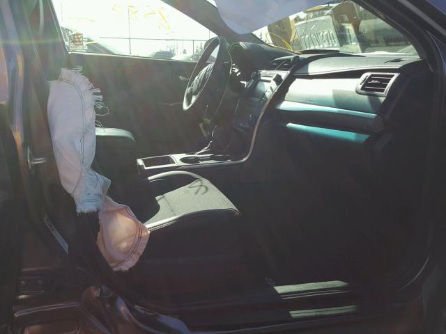 4T1BF1FK1HU802983 - 2017 TOYOTA CAMRY LE ნაცრისფერი ფოტო 5