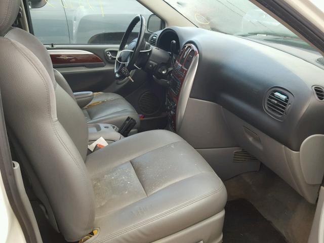 2C4GP64L45R418592 - 2005 CHRYSLER TOWN & COU WHITE photo 5