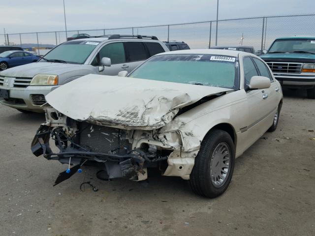 1LNHM83W92Y603793 - 2002 LINCOLN TOWN CAR C WHITE photo 2